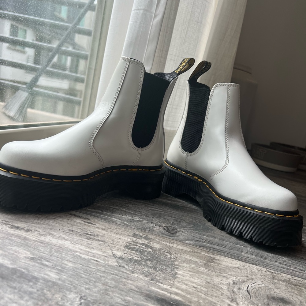 DR MARTEN CHELSEA BOOTS